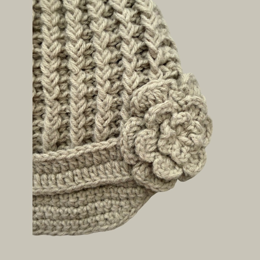 Vintage Y2K Crochet Newsboy Beanie Hat Flower Accent Beige Boho Indie Cap - Picture 3 of 3